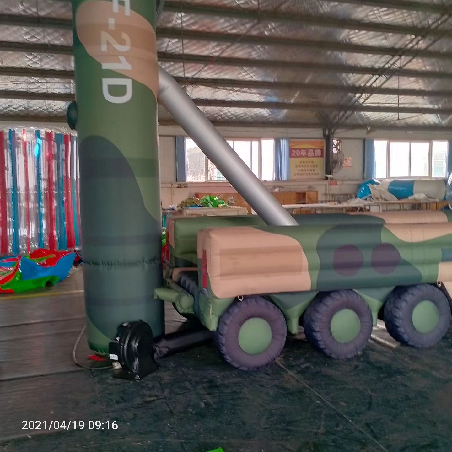 香洲军事演习中的充气目标车辆：模拟发射车雷达车坦克飞机